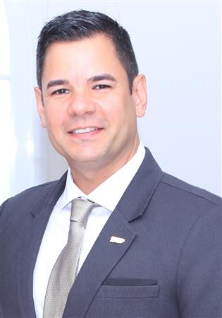 Retrato de Roberto Vélez Medina, Tesorero del Distrito 7000
